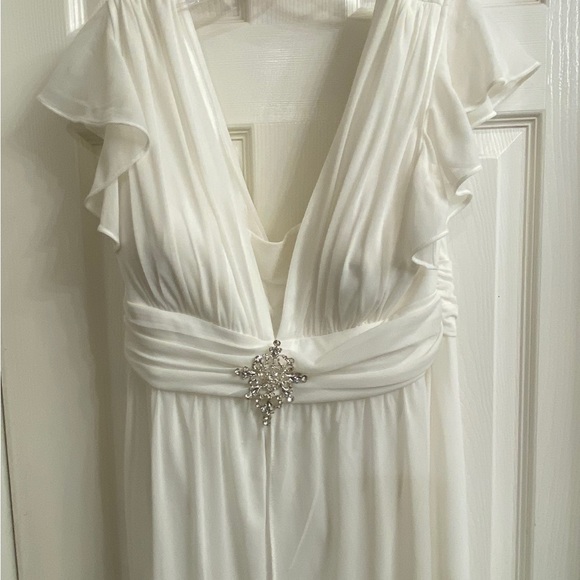 Beautiful Formal white gown, floor length. Size 1X. - Picture 2 of 6